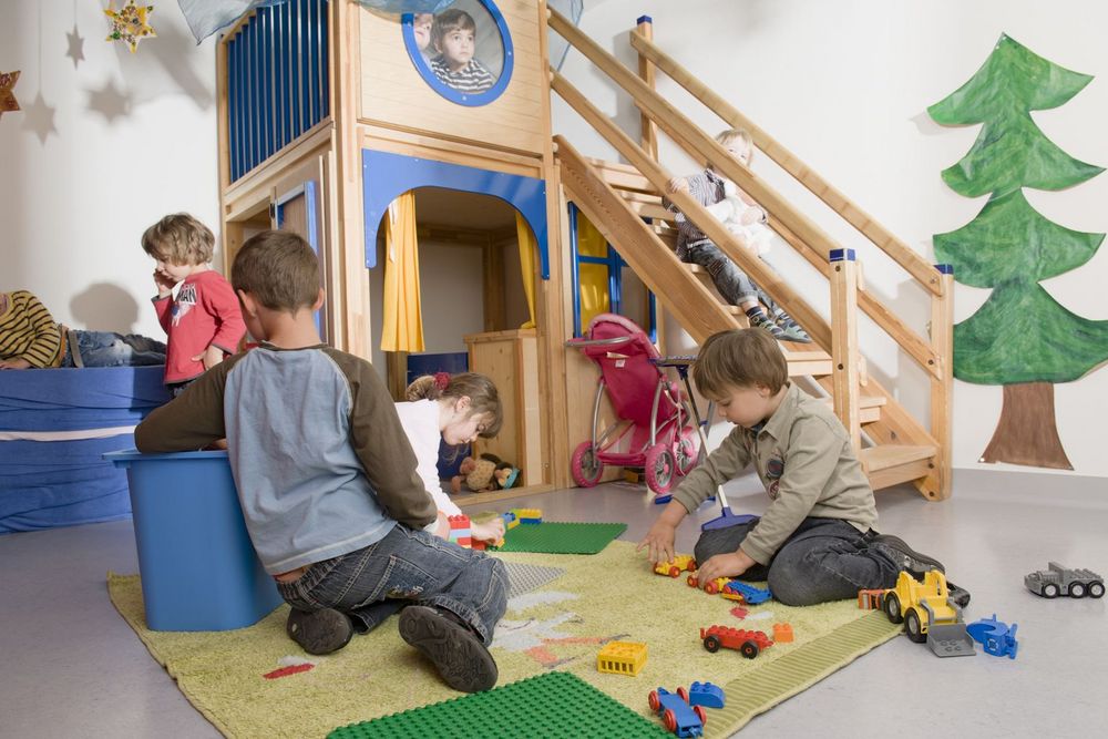 Kinder in einem Spielhaus