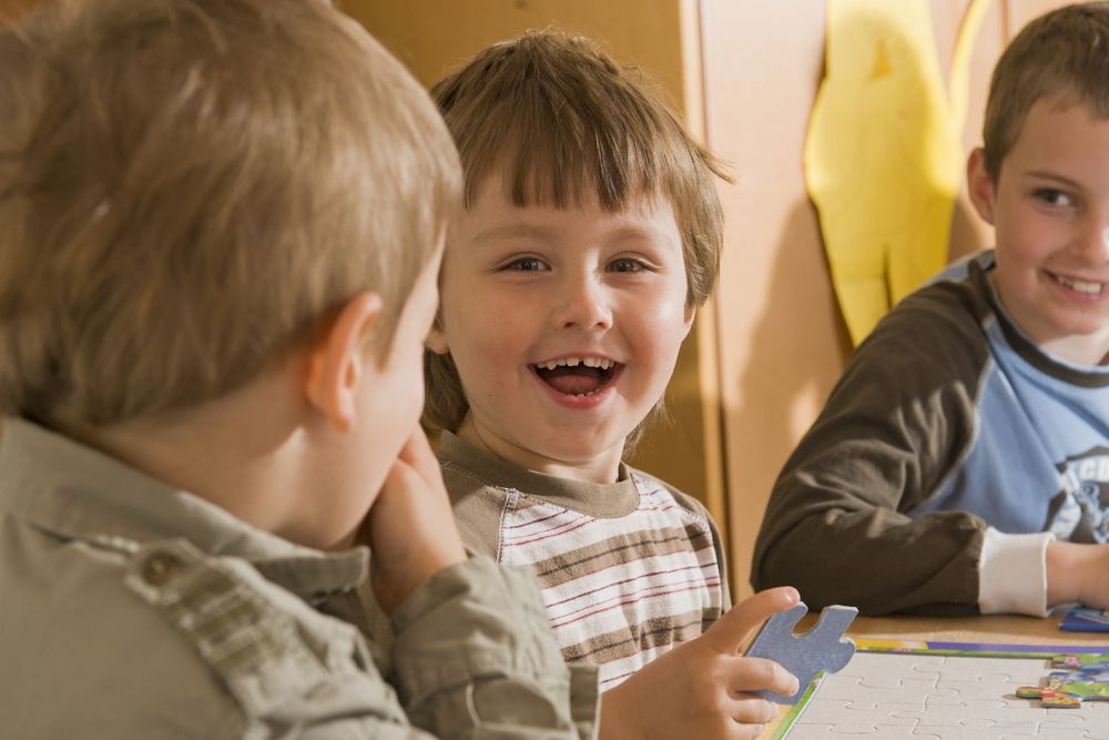Lachende Kindergesichter